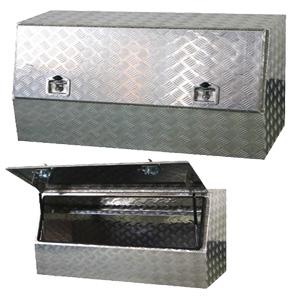 En virtud de las cajas de herramientas de la bandeja